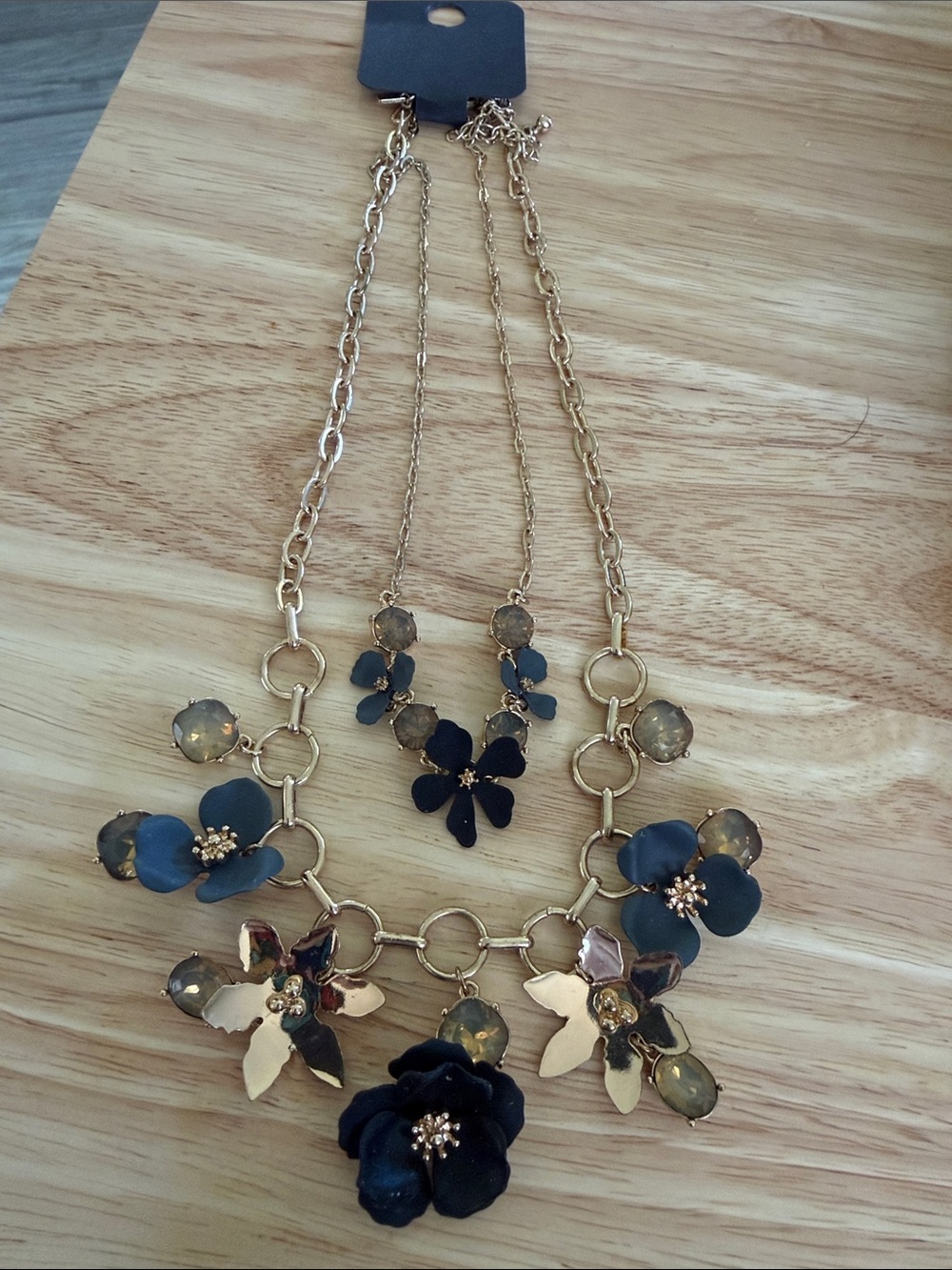 NWT beautiful Gold-Tone Navy Floral Statement Necklace Set